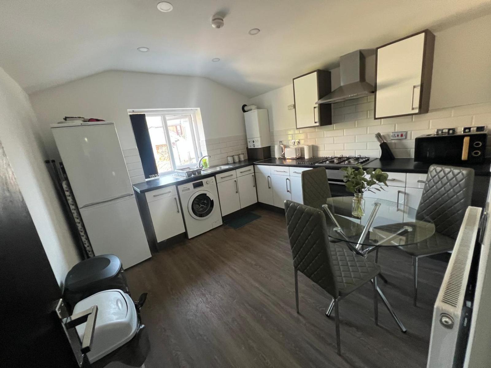 City Centre Location! For Business And Leisure! 5/6 Guests 카디프 외부 사진